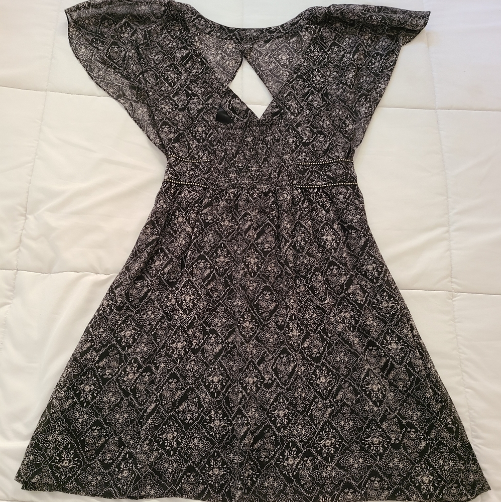 GUESS BLACK/WHITE FLORAL PRINT DRESS - Picture 2 of 9